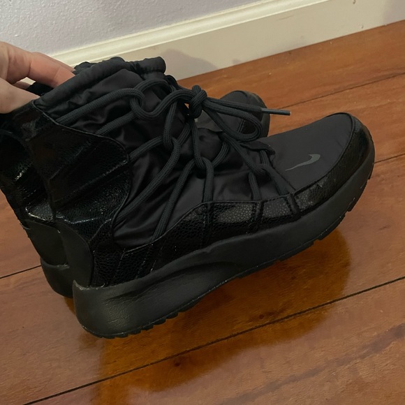 Nike thermal black slip on boot - Picture 6 of 7